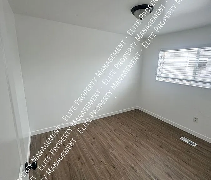 325 E 1000 N #4 — Photo 18