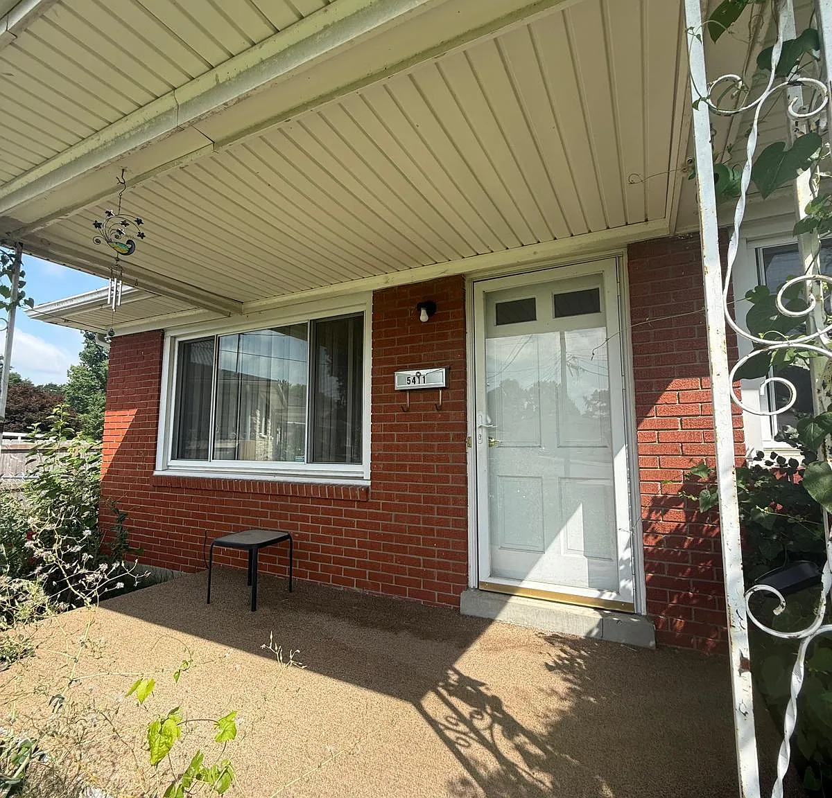 3 bed, 1.0 bath, 1050 sqft, $1,850 — Photo 1