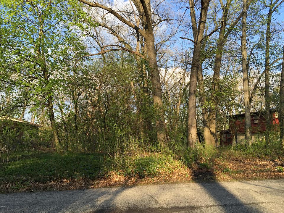 1st image of 3240 Dorais Dr NE