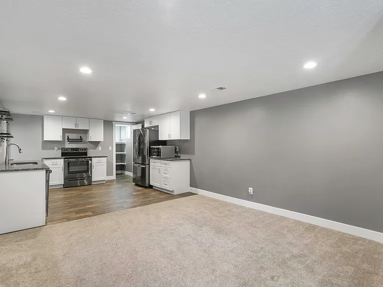 4085 S Olympic Way — Photo 4