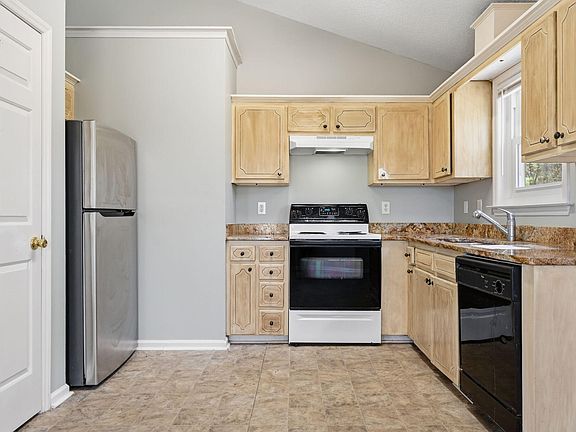 5th image of 104 S Woodstone Dr
