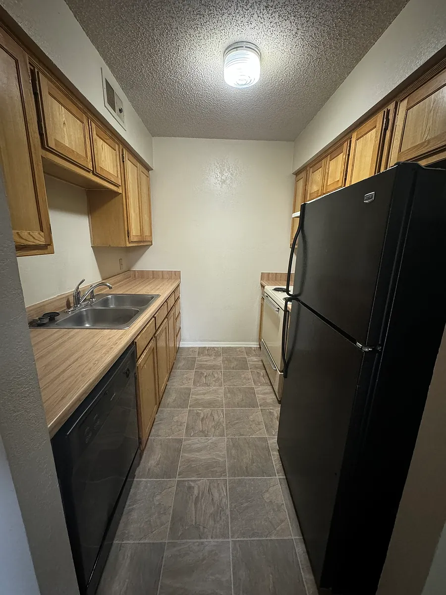 Kitchen - 808 N Austin St #5