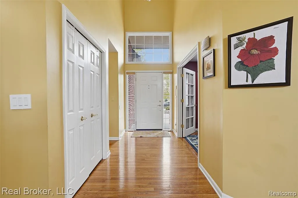 4 bed, 2.5 bath, 2829 sqft, $4,000 — Photo 3