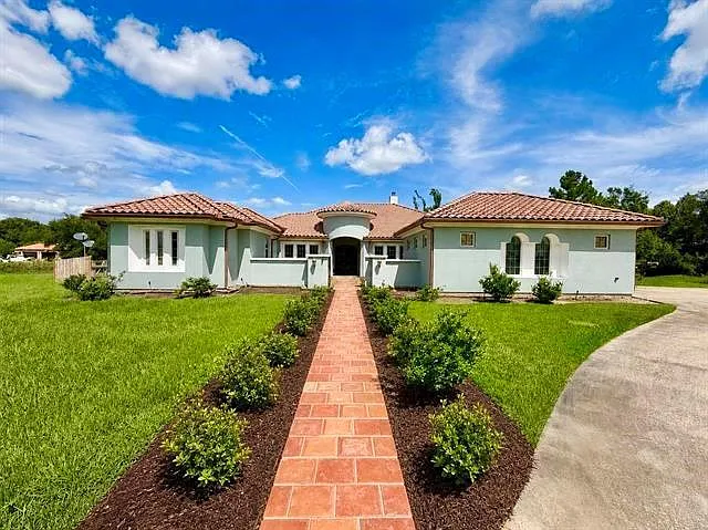 4 bed, 3.5 bath, 4211 sqft, $3,495 — Photo 1