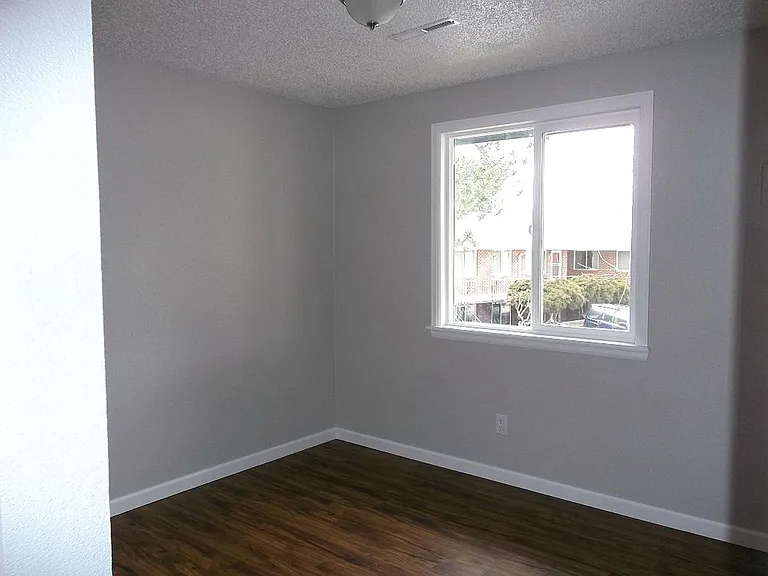 1118 W 10th St — Photo 13
