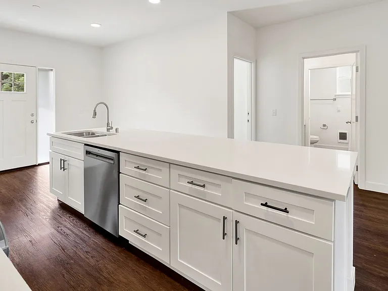 619 E Myrtle St — Photo 4