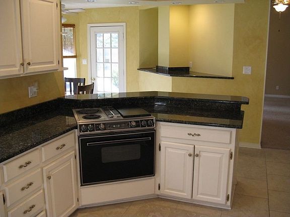 Kitchen - view towards dining area/backyard