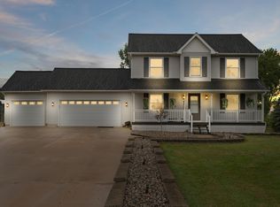 7936 Red Rock Dr, Fowlerville, MI 48836