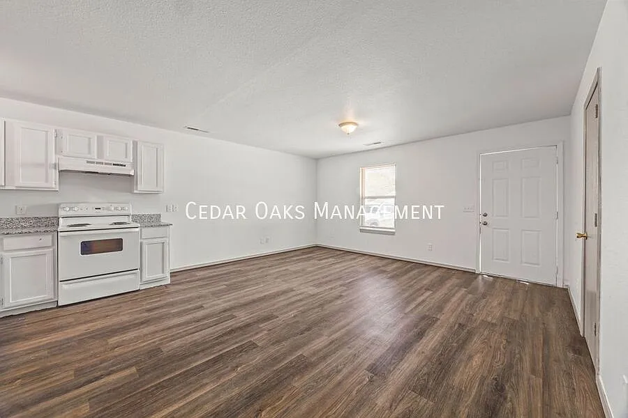 3 Bedroom Duplex With Open Living Area - Move In Promotion (Up To 1/2 Off First Months Rent Upon ... — Photo 2