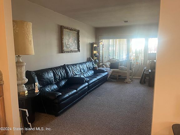 3rd image of 140 Dawson Cir