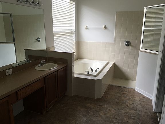4th image of 15856 Leatherleaf Ln