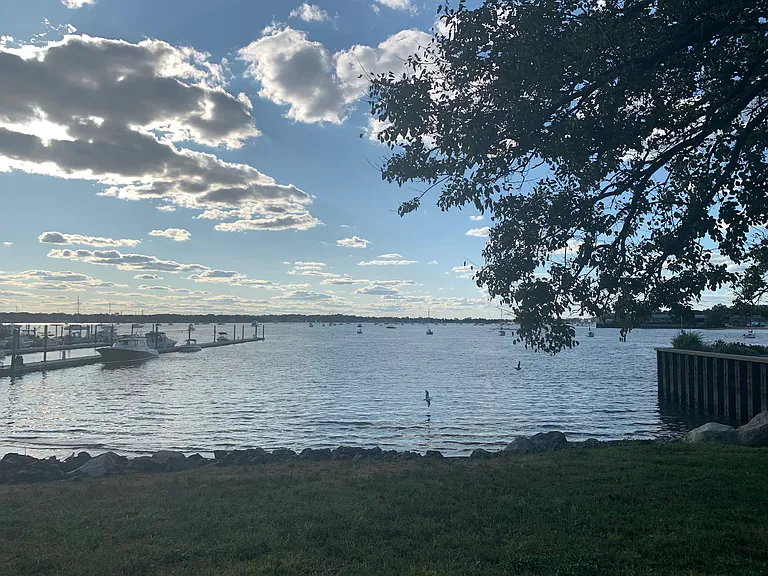 10 mins walk to sunset park and water side