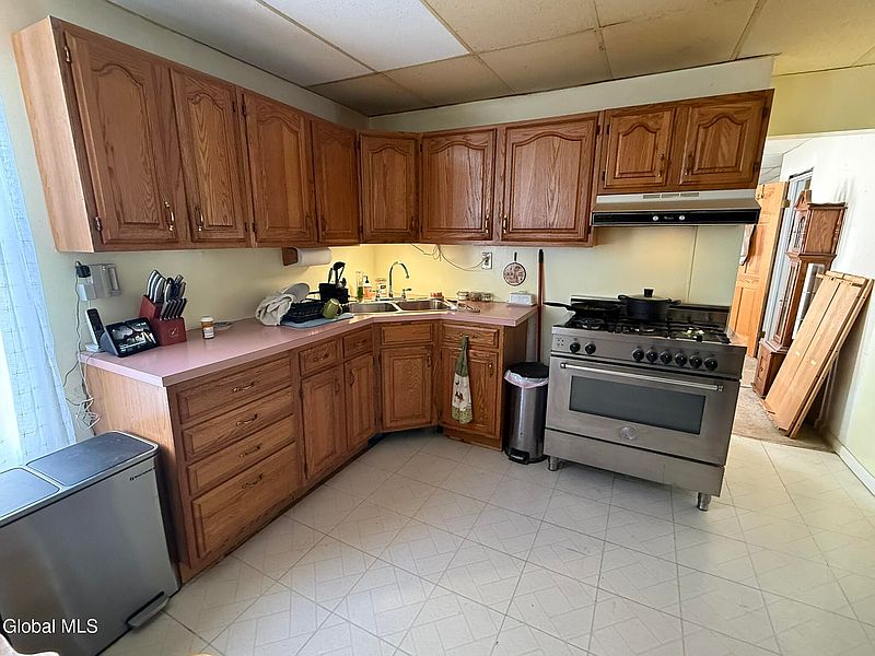 4th image of 885 Emmett Street