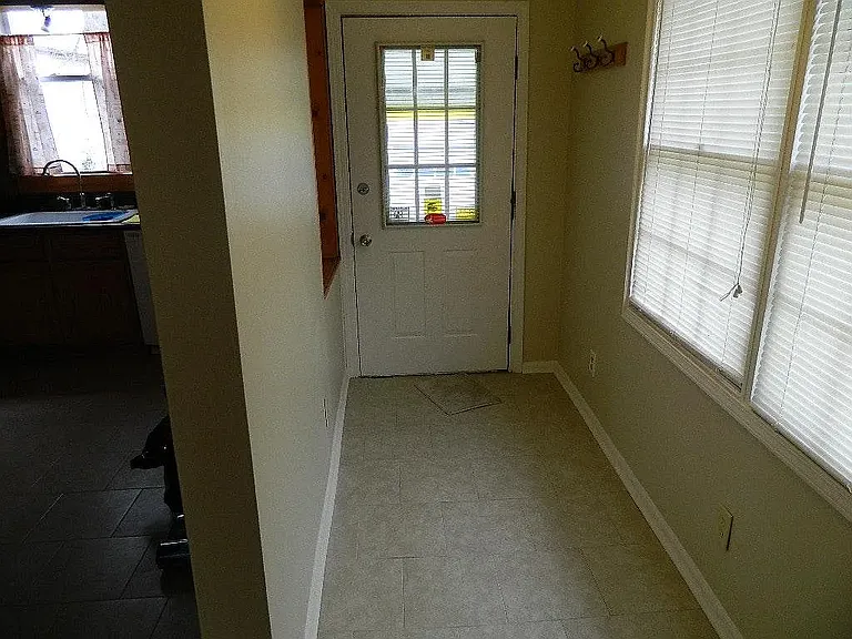 115 E Riverside Dr — Photo 15