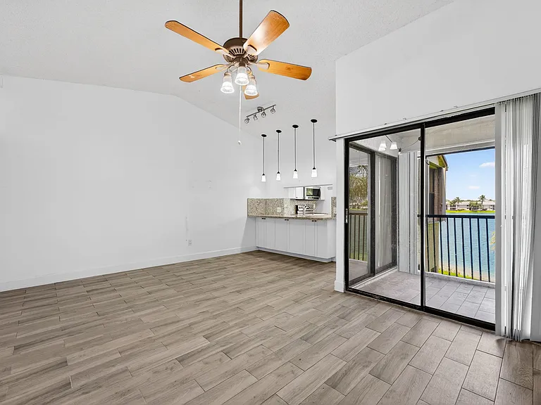 889 Hamilton Dr #889D — Photo 1