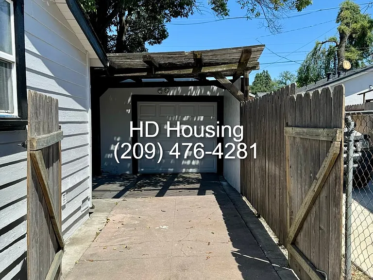 1832 N Berkeley Ave — Photo 11