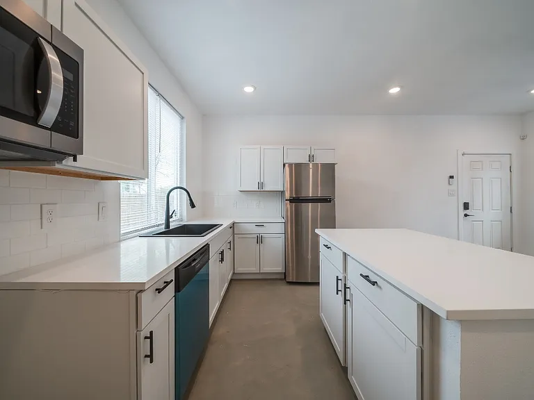 1005 Essex St #202 — Photo 20