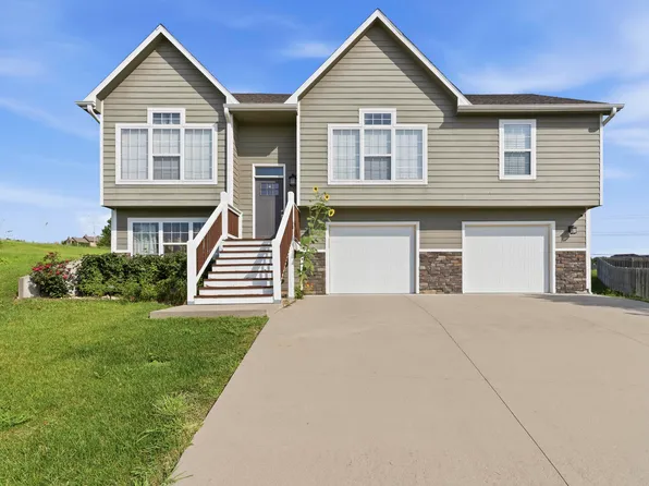 8867 Regina Ln, Manhattan, KS 66502