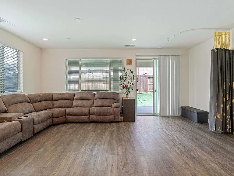 1032 Sebago St — Photo 6