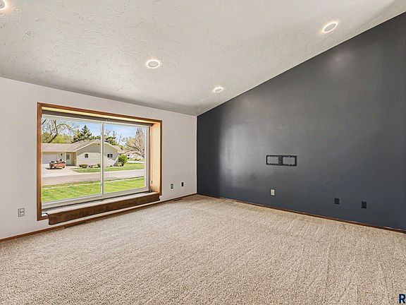 3rd image of 809 NW 4th St