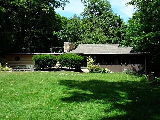 211 Edgewood Dr photo 1