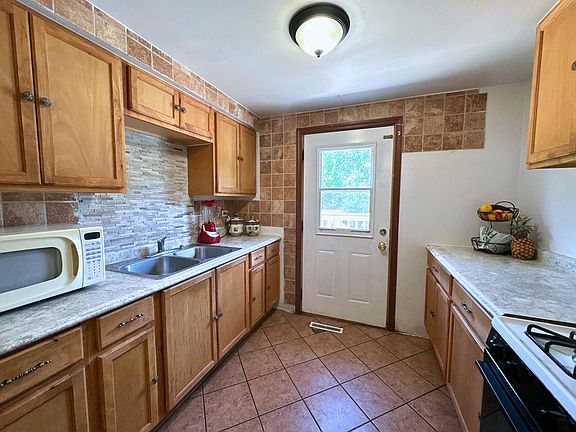 3rd image of 1824 Endicott Cir