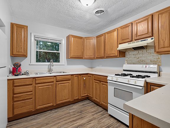 3rd image of 611 Webster St #B