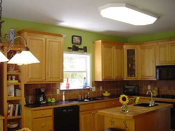 Fabulous kitchen with gas cooktop, island, and eat-in area with built-ins