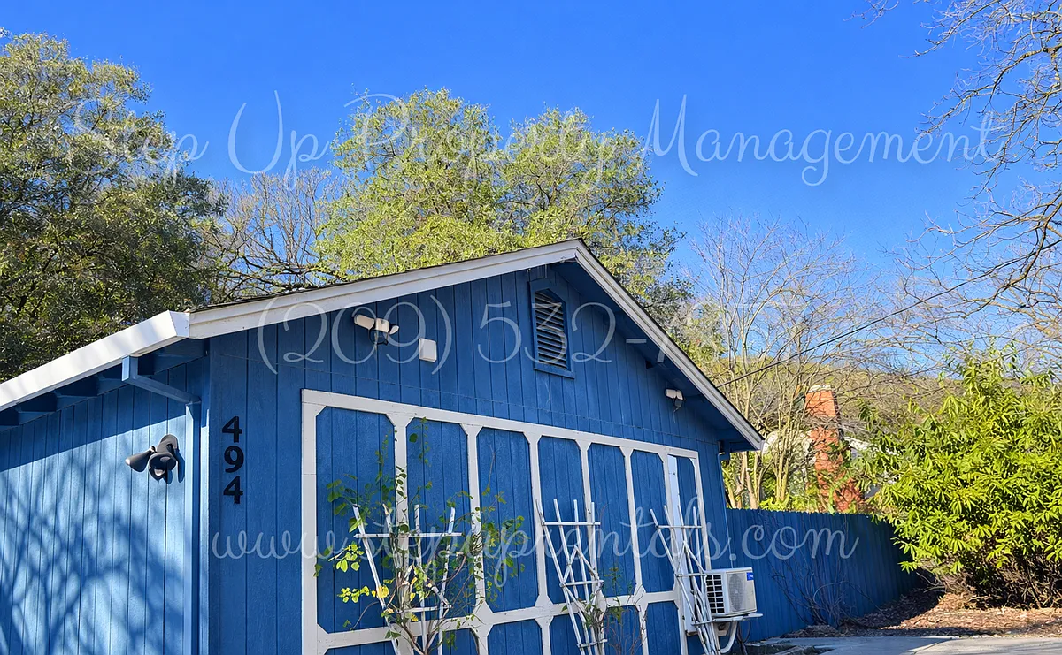 Building Photo - 494 Snell St