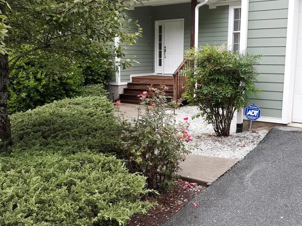72 Triple Creek Dr, Hendersonville, NC 28791