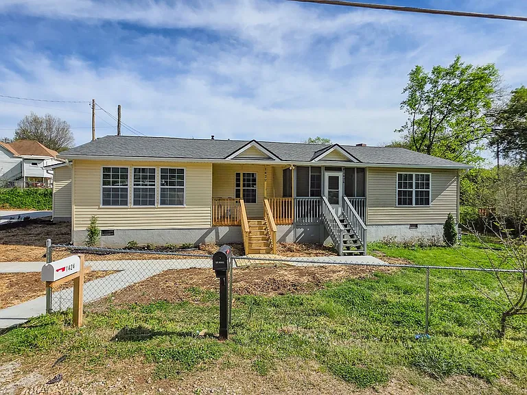 1422 Nolan Ave NW — Photo 1
