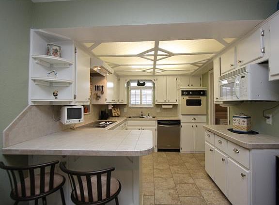 5th image of 946 W Churchill Way