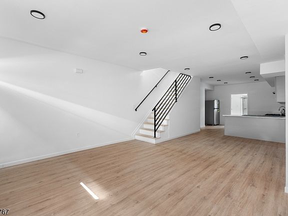 2nd image of 43 Cortland St