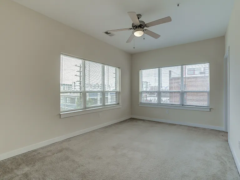 909 Perry St — Photo 31