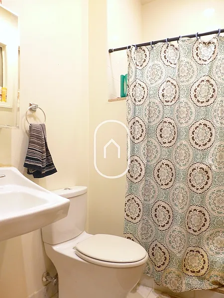 4 bed, 9999 sqft, $4,600 — Photo 4