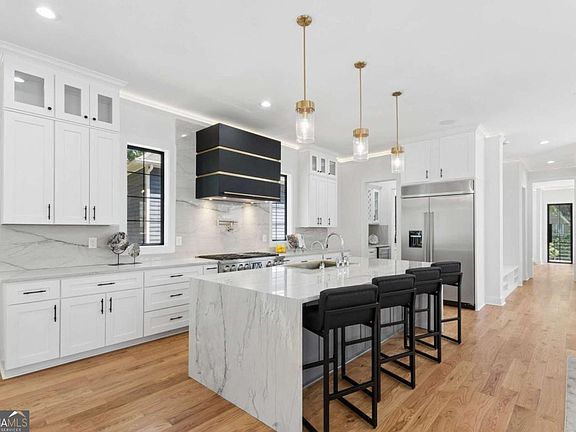 4th image of 1385 Sylvan Cir NE