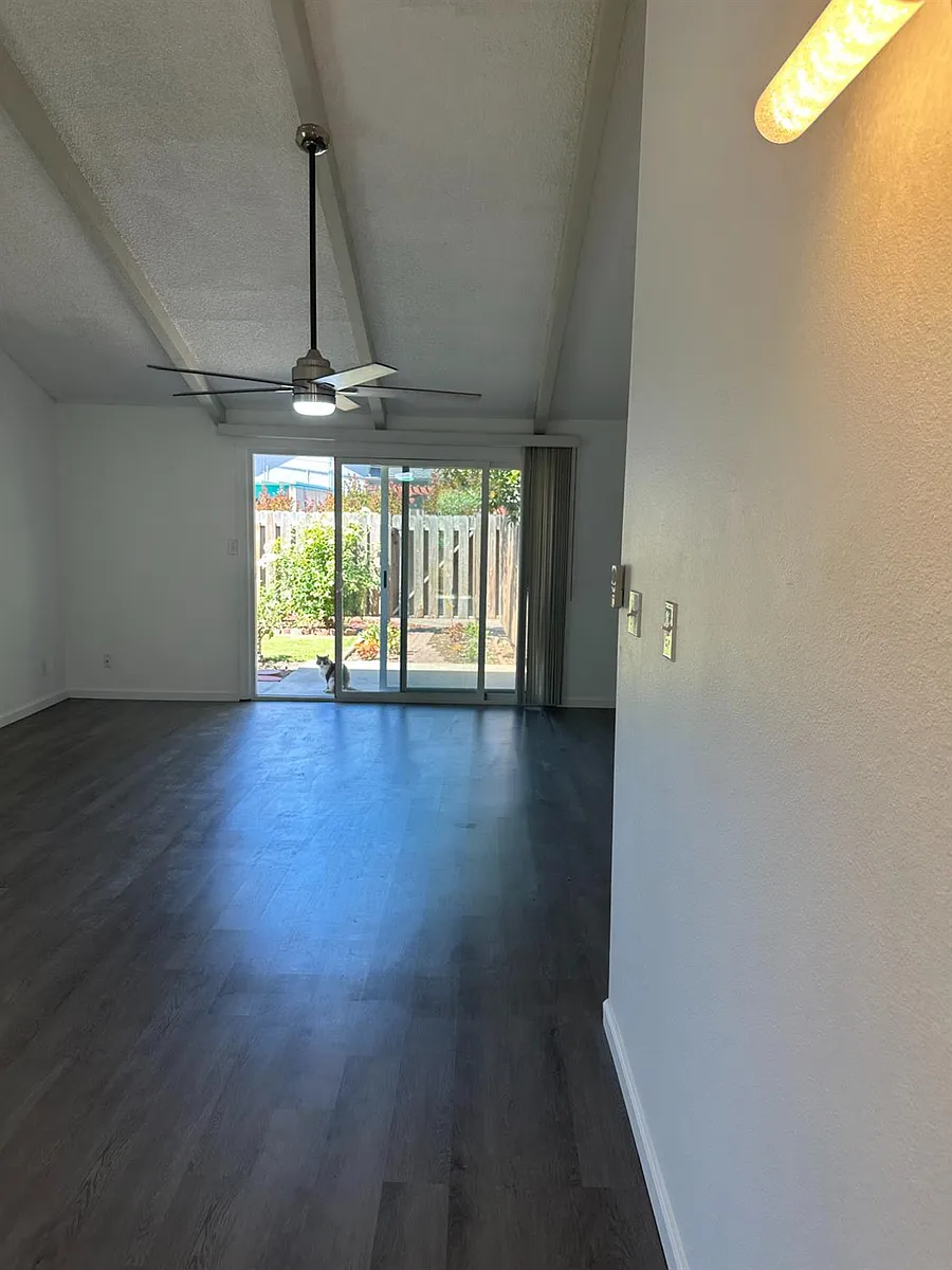 Building Photo - 1415 E Rialto Ave #104