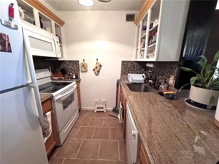 7914 Rockaway Beach Blvd #3L — Photo 8