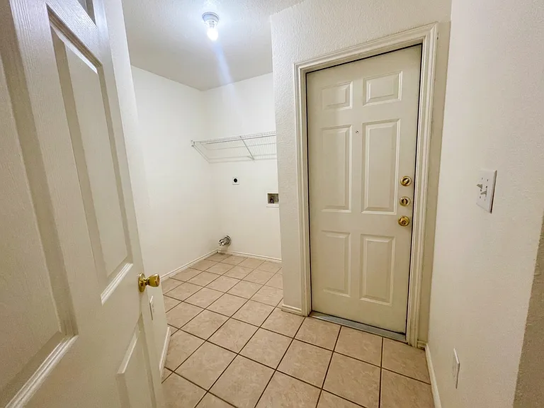 15418-15420 Kamary Ln — Photo 15