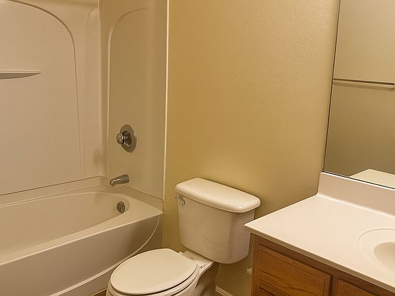 4th image of 883 Dilley St