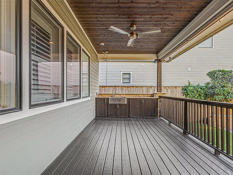 2219 Columbia St — Photo 42