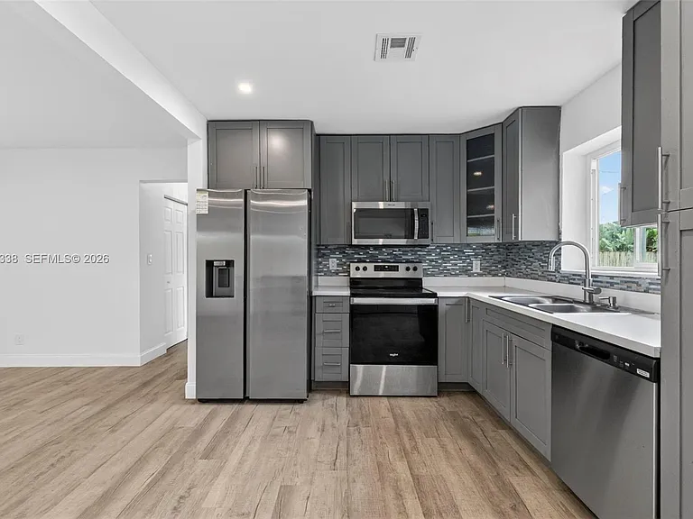 2909 NW 9th Ave — Photo 10