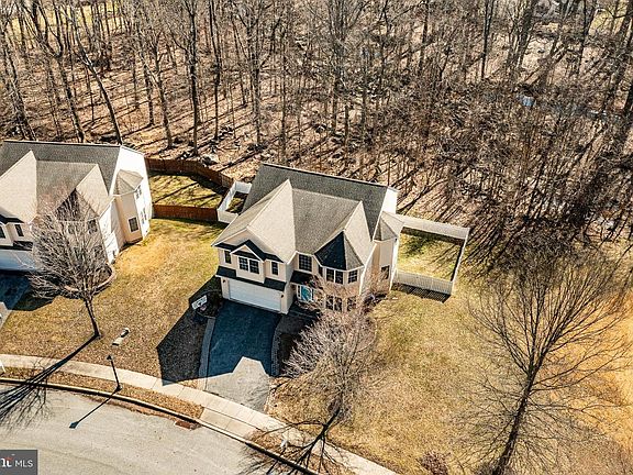 4th image of 107 Luzak St