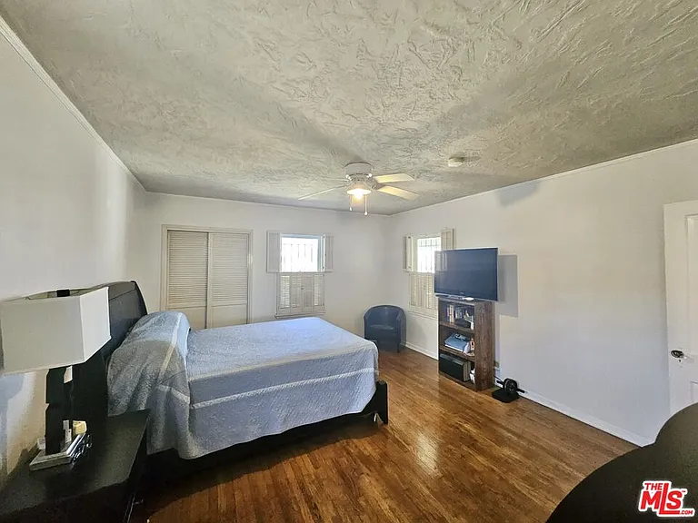 2211 W 78th Pl — Photo 40