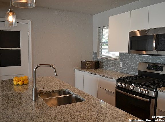 5th image of 723 Alexander Hamilton Dr