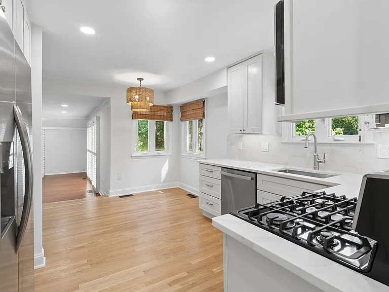 306 Candlewood Ln — Photo 8