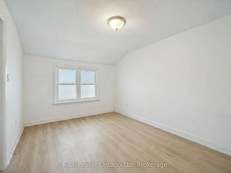 68 Highland Rd W #UPPER — Photo 10
