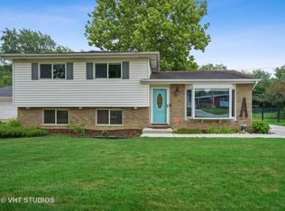 821 Sunnyside Rd, Roselle, IL 60172