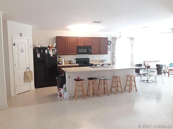 3rd image of 305 Admiralty Ct