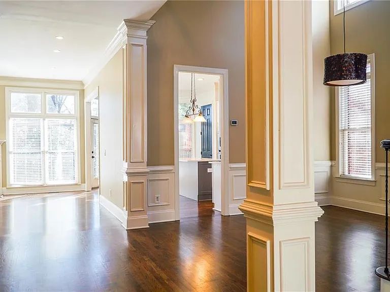 1127 Ashton Bluff Dr — Photo 2